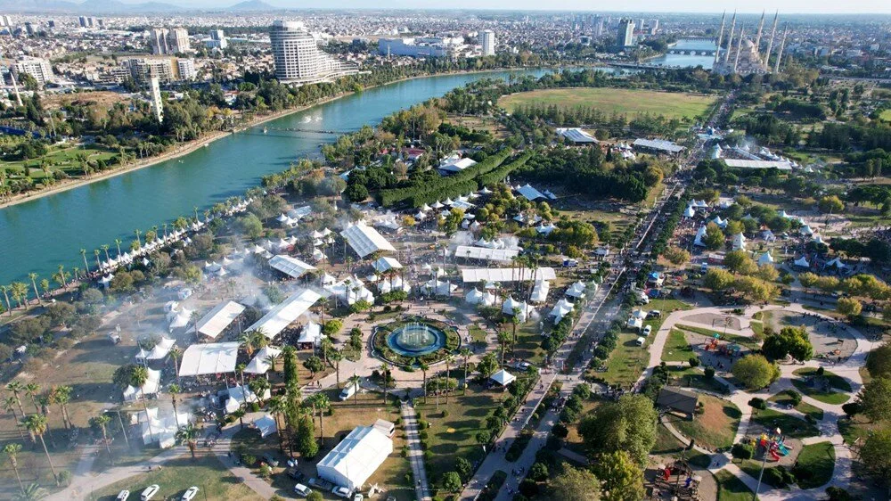 Adana Lezzet Festivali ve Araç Kiralama Kolaylığı: Şehri Keşfetmenin En Keyifli Yolu